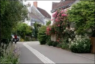 Nous sommes dans la rue du Lavoir, à Chédigny. Village Tourangeau, sur les bords de l'Indrois, il se situe en région ...