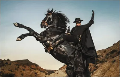 Pour commencer, voici le célèbre justicier Zorro sur son majestueux cheval noir. Comment se nomme ce dernier ?