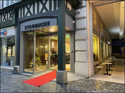 Il y a des Starbucks :