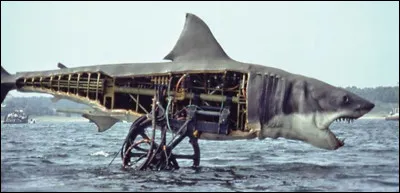 Sur le tournage du film "Les Dents de la mer", comment Steven Spielberg avait-il surnommé le requin mécanique utilisé pour les prises de vue ?