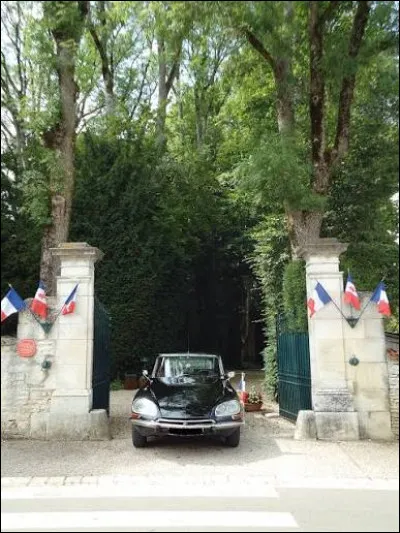 Colombey-les-Deux-Églises est une commune où se trouve la résidence familiale d'un ancien président de la République française. Quel est son nom ?