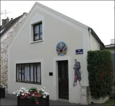 Notre balade prend fin à l'entrée du musée de la guerre 1914-1918, à Villeroy. Commune francilienne, dans la Grande Couronne, elle se situe dans le département ...