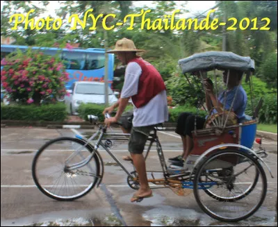 Quel est le nom de ce véhicule, un tricycle vélocipède, utilisé pour le transport des personnes ?