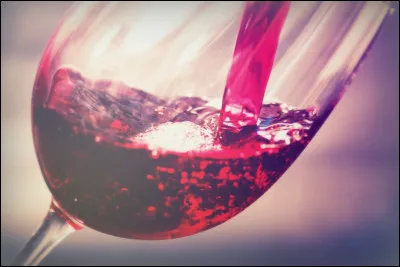 Quel est le plus ancien produit connu, utilisé pour coller le vin ?