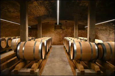 Qu'appelle-t-on la "chantepleure" dans un chai ?