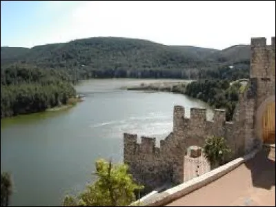 FOIX - La Foix est le nom d'un petit cours d'eau de Catalogne se jetant dans la mer Méditerranée : dans quel pays se situe-t-il ?