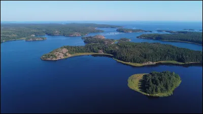 Dans quel pays se situe le lac Ladoga ?