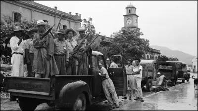 En 1954, après que le gouvernement américain s'est efforcé d'isoler ce pays sur la scène internationale, la CIA arme et finance une force de 480 hommes qui renverse le gouvernement : de quel pays s'agit-il ?