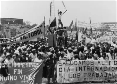 Dans cet autre pays où le dictateur Somoza a été renversé en juillet 1979 par la révolution sandiniste, les Etats-Unis financent et arment les Contras, groupes rebelles qui combattent le gouvernement et ils tentent d'isoler le pays par un embargo : de quel pays s'agit-il ?