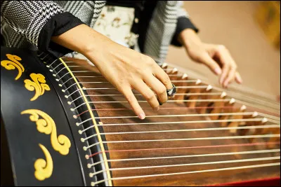 Quel instrument de musique possède des touches noires et des touches blanches ?