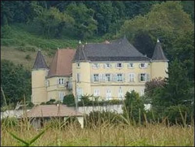 Notre promenade prend fin au château de Val-Marie, à Voirey. Commune Iséroise, elle se situe dans l'ancienne région ...