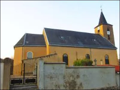 Voici l'église Saint-Pierre, à Elzange. Village de Lorraine, dans l'arrondissement de Thionville, il se situe dans le département ...