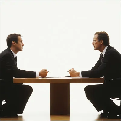 Ce soir, grosse embrouille dans la villa. Une candidate se sent trahie, les cris fusent. Tu es l&agrave;, t&eacute;moin de la sc&egrave;ne. Que fais-tu ?