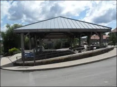 Je vous attends en Bourgogne-Franche-Comté, devant les halles de Montenois. Village de l'aire d'attraction Montbéliardaise, il se situe dans le département ...