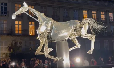 Son inoubliable chevauchée nocturne sur la Seine en a fait une vedette. Comment s'appelle ce cheval mythique qui a été la star de la cérémonie d'ouverture des Jeux olympiques de Paris en 2024 ?