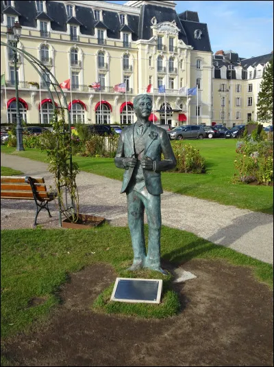On est en 1907, au Grand Hôtel de Cabourg et dans la chambre 414, un homme écrit. Il se murmure que cest un mondain de Paris et de surcroit un écrivain. Latmosphère de la Belle Époque flotte sur la longue promenade du bord de mer. Quel est ce grand romancier français qui a marqué le XIXe et le XXe siècle et qui reste à tout jamais un personnage emblématique de la Côte fleurie ?
