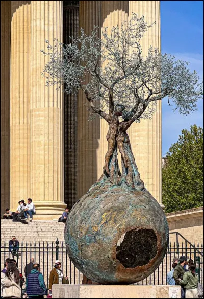Sept sculptures en bronze, aériennes et poétiques investissent l'espace public à Paris dans le 8e arrondissement. À l'image de cet arbre de vie qui a fait le succès de cet artiste italien qui présente cette exposition sculpturale de plein air. Quel est cet artiste qui embellit le pavé chic de Paris ?