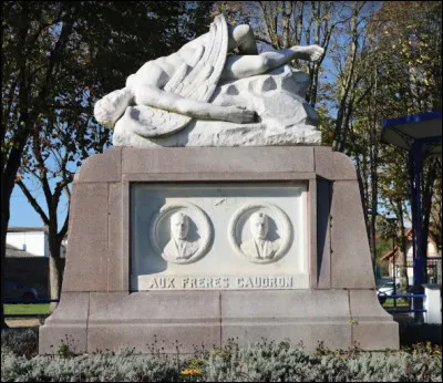 Dans la Somme, à Rue, une avenue, un musée et un stade portent leur nom. Au Crotoy, un monument leur est dédié. Et dernièrement un timbre inédit a été émis afin de ne pas oublier ces deux frères qui ont marqué le monde de l'aviation. Qui sont ces deux français qui ont créé en 1910 l'une des premières écoles de pilotage au monde ?