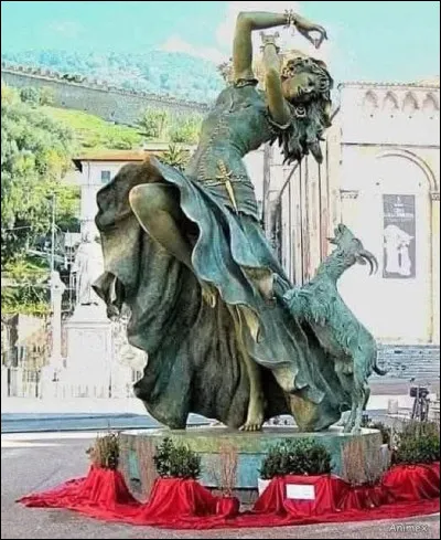 Un doute, non pas du tout. C'est bien la statue d'Esmeralda qui se trouve en Toscane, créée en 2002 par cette grande comédienne, photographe et sculptrice. Quelle est cette artiste italienne aux multiples talents qui a tenu à faire un clin d'il à ce rôle d'Esmeralda qu'elle interpréta en 1956 ?