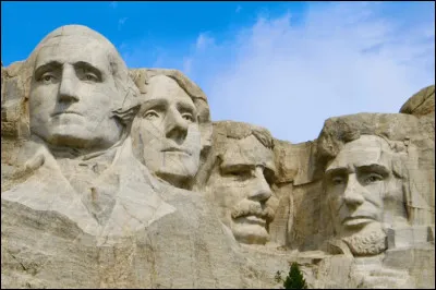 Situé dans le Dakota aux USA, le mont Rushmore a été sculpté entre 1927 et 1941 par un certain Gutzon Borglum accompagné de plus de 400 ouvriers. Taillés à même le granite, quels sont les visages de ces grands présidents qui ont marqué l'histoire de l'Amérique ?