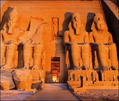Inaugurés en 1968, les temples d'Abou Simbel qui ont été déplacés, ont été taillés en partie dans le grès de la roche. Véritables témoignages de la grandeur de l'Égypte antique, ces statues colossales ont été construites sous le règne de quel puissant roi ?