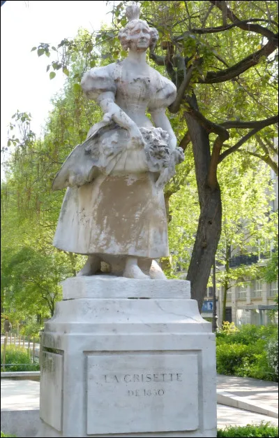 La Grisette de 1830, figure anonyme du vieux Paris populaire sourit aux passants dans le square Jules Ferry face au Canal Saint-Martin. Sculptée en 1911, par Jean Descomps, elle illustre toutes ces jeunes femmes présentes dans les romans de Balzac, Dumas et Victor Hugo. D'où vient ce surnom ?