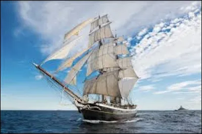 Qu'indique en général le pavillon hissé dans la mâture ou à l'arrière d'un navire ?