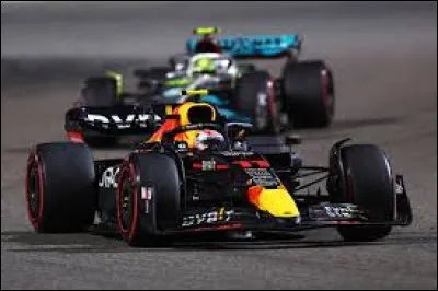 En sport mécanique, quel drapeau est agité pour signifier la fin d'une course ?