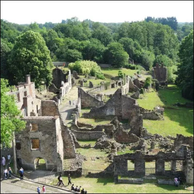 Quel village français est devenu un symbole de la barbarie nazie après le massacre de 643 civils le 10 juin 1944 ?