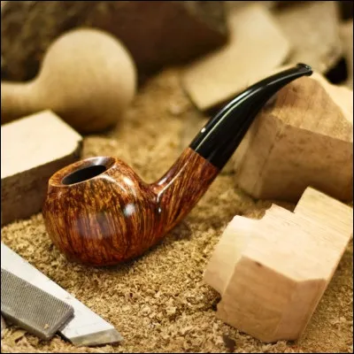 Quel roman voit une affaire résolue par un détective fumant une pipe de bruyère ?