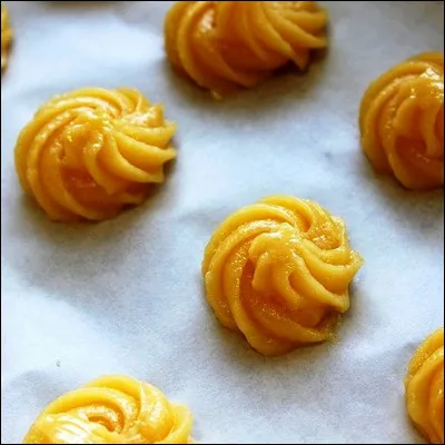 Quel plat originaire de la région dAuxerre est à base de pâte à choux ?