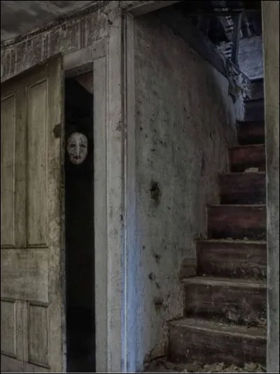 La porte du manoir sest refermée derrière nous avec un fracas ____, comme si elle avait attendu ce moment depuis des siècles.