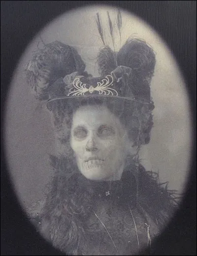 Des portraits aux yeux vides tapissent les murs, et pourtant ils nous suivent du ____ à chaque pas.