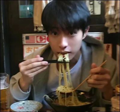 Quel idol est connu pour avoir lancé sa propre marque de snacks coréens ?