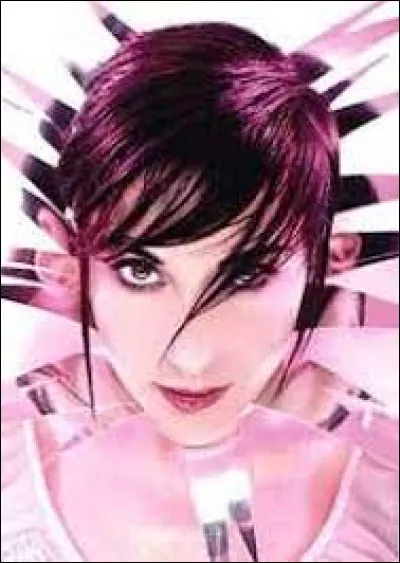 Quelle est la nationalité de la chanteuse Lady Violet connue pour sa reprise du tube "Inside to Outside" de Limahl en 1999 ?