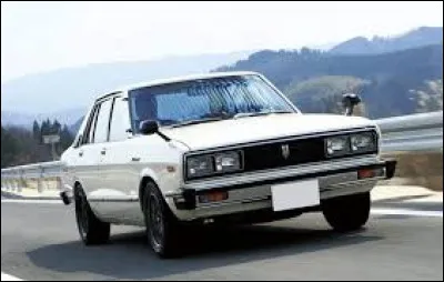 Durant quelle décennie est apparue la berline familiale "Nissan Violet" ?