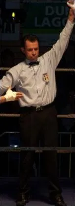 Toujours avec une belle chemise , j'arbitre le ( la ). .