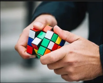 Une fois rentré chez toi, tu termines ta journée avec ton passe-temps favori, soit...