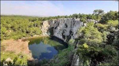 Dans quel département français peut-on admirer le gouffre de lil Doux ?