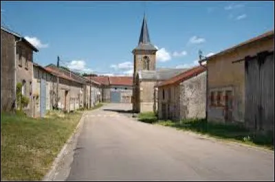 Nous sommes en Lorraine, rue de la Fontaine (avec l'église Saint-Christophe au fond) à Cunel. Petit village de 22 habitants, dans l'arrondissement de Verdun, il se situe dans le département ...