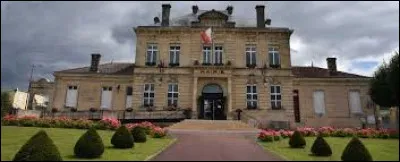 Nous sommes en Nouvelle-Aquitaine devant la mairie de Saint-Savin.
 Ville de l'arrondissement de Blaye, elle se situe dans le département ...