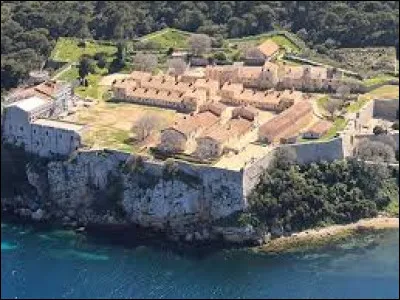 Sur quelle île de Lérins l'Homme au masque de fer a-t-il été enfermé dans le plus grand secret ?