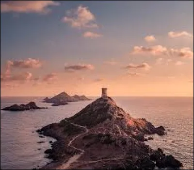 Quelles îles situées à l'entrée du golfe d'Ajaccio doivent leur nom à la couleur pourpre de leurs rochers au soleil couchant ?