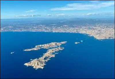 Au large de quelle ville se trouve l'archipel du Frioul ?