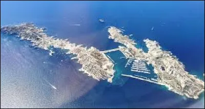 Les deux îles principales du Frioul, reliées par une digue, sont habitées et représentent un des cent-onze quartiers de la ville de Marseille, rattaché au 7ème arrondissement. Laquelle de ces îles du Frioul est restée inhabitée ?