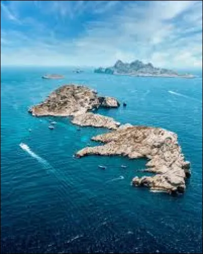 Près de quelle île des calanques de Marseille (archipel du Riou) , l'épave du "Grand Saint-Antoine", qui avait apporté la terrible peste de 1720, a-t-elle été retrouvée ?