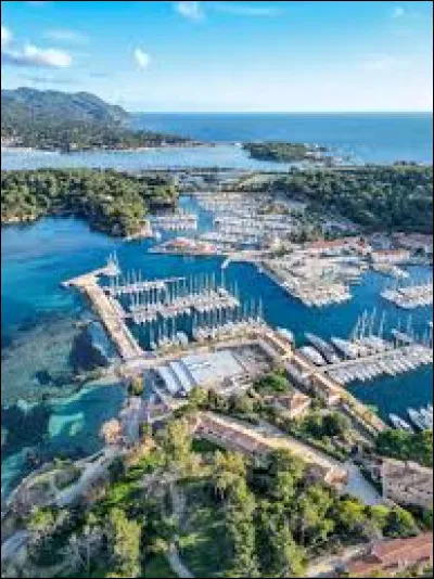 Quel ensemble d'îles se trouve dans la baie de Sanary-sur-mer ?