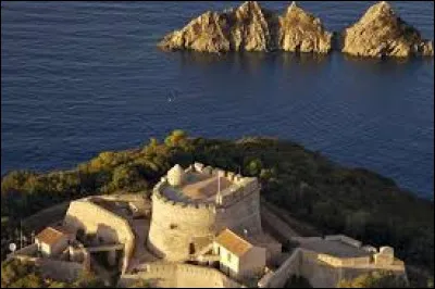 Comment les îles d'Hyères sont-elles surnommées ?