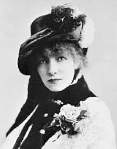 Comédienne, peintre et sculptrice, Sarah Bernhardt (1844-1923) était aussi la muse d'un artiste de l'Art nouveau. Pouvez-vous me dire de qui ?