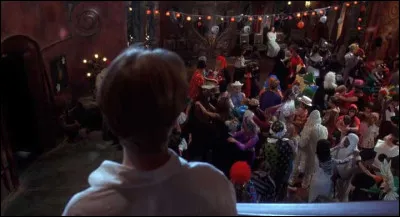 Dans un film de 1995, comment se nomme le gentil fantôme qui participe à la fête d'Halloween organisée par Kat Harvey ?
